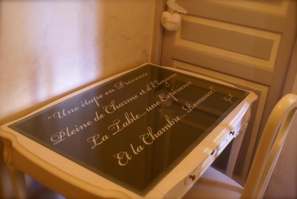 Le Crillon Hotel Murs  Bilik gambar