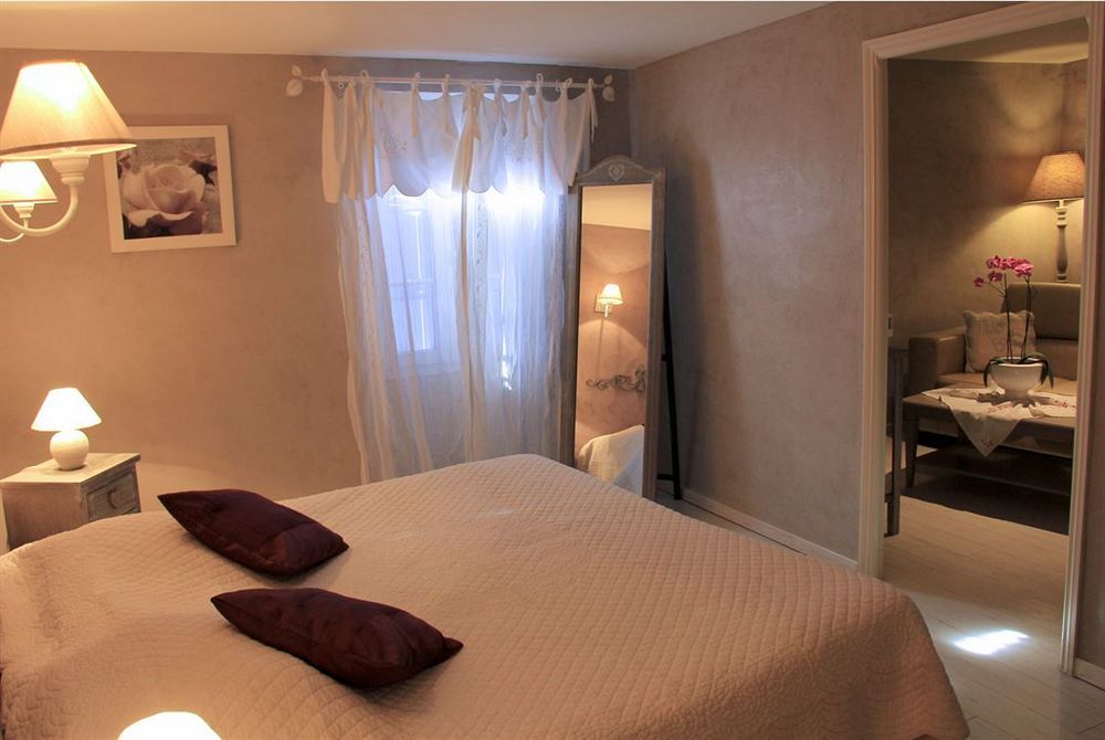 Le Crillon Hotel Murs  Luaran gambar