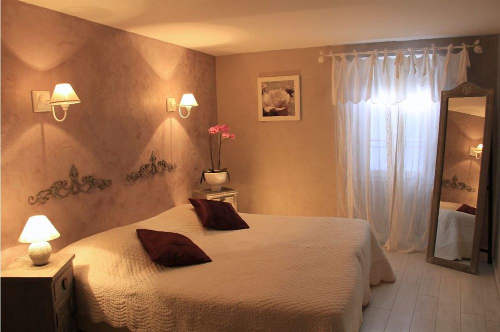Le Crillon Hotel Murs  Luaran gambar